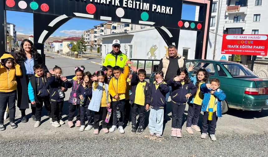 Kars’ta öğrencilere temel trafik eğitimi verildi