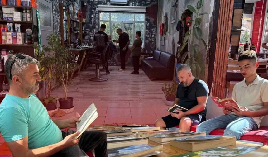 Serik'te kitapsever esnaf: Müşteriler sıra beklerken kitap okuyor