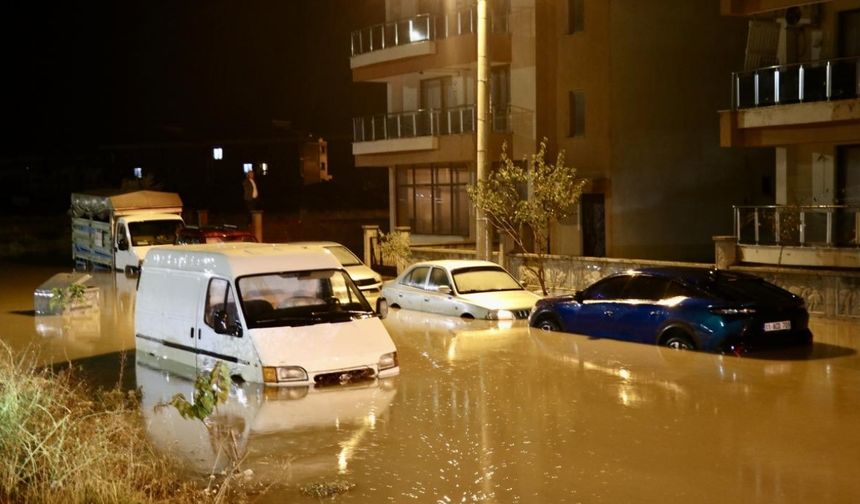 İzmir Bergama’da sağanak yaşamı felç etti
