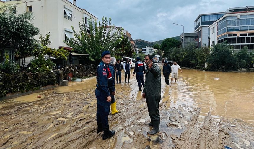 İzmir’de sağanak hayatı felç etti: Foça’da ev ve iş yerlerini su bastı
