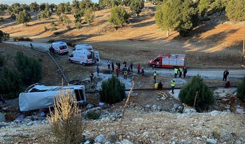 Mersin’de işçi servisi şarampole devrildi: 5 ölü, 14 yaralı