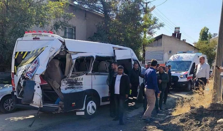 Muş’ta yolcu treni okul servisine çarptı: 17 öğrenci yaralandı