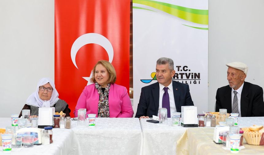 Artvin Valisi Ergün, sakin şehir Şavşat’ta huzurevi sakinlerini ziyaret etti