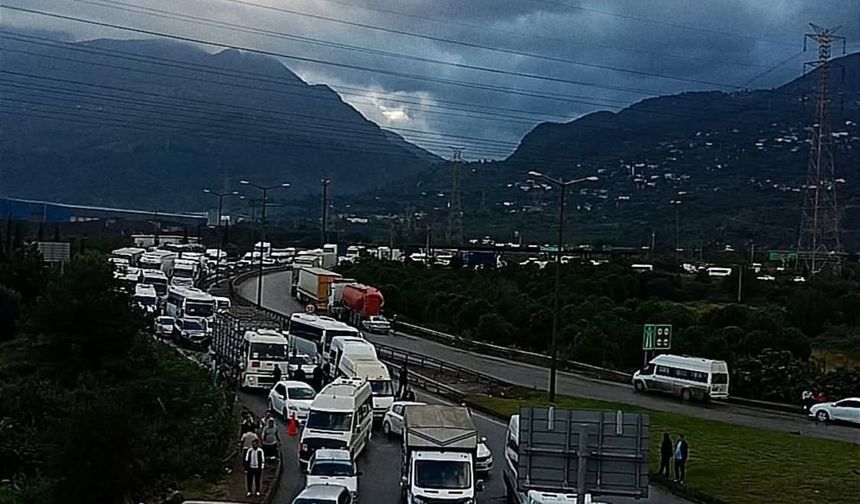 Payas-Adana otoyolu’nda sel alarmı: Trafik tek yönden sağlanıyor