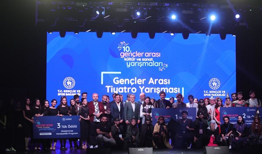 Genç oyuncular Aspendos Antik Tiyatrosu'nda sahne aldı