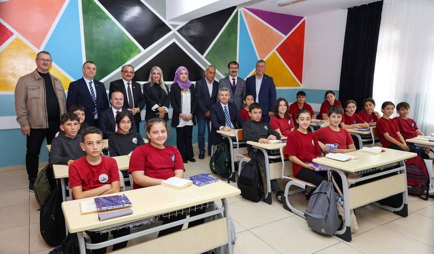 Öğrenciler tulumla karşıladıkları Vali Ergün’den halı saha istediler