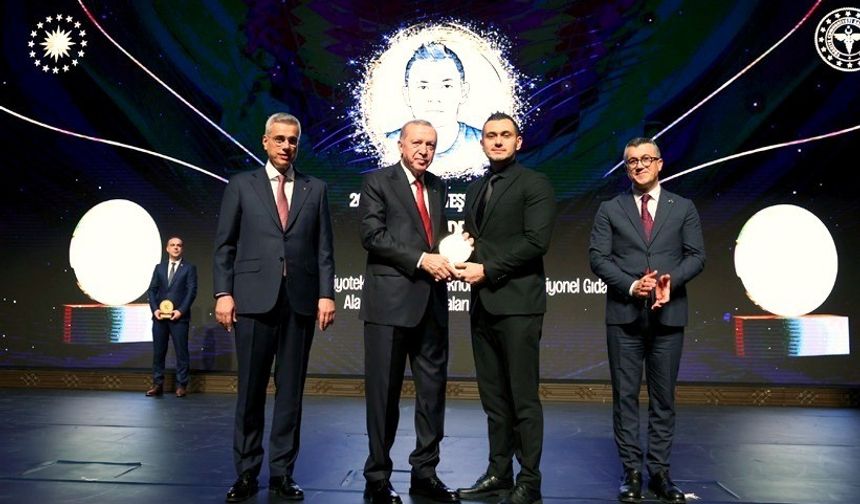 ÇOMÜ’nün Gururu Karav, TÜSEB Teşvik Ödülünü Cumhurbaşkanından aldı