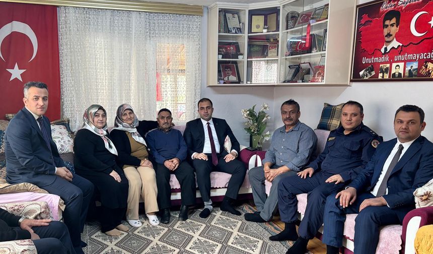 Ulus Kaymakamı Fırat Kadiroğlu’ndan şehit öğretmen Erol Ercan’ın ailesine ziyaret