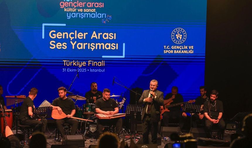 Bakan Bak Gençler Ses Yarışmasında Şarkı Söyledi