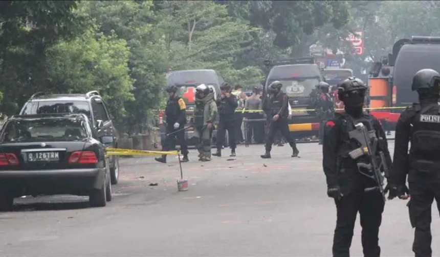 Endonezya’da cuma namazı sırasında camide patlama: 54 yaralı