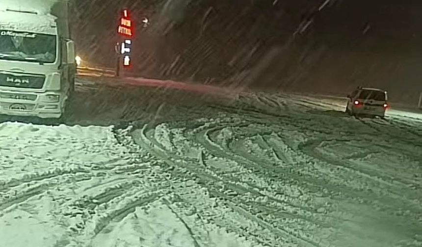 Kar yağışı Sivas’ta sürücülere zor anlar yaşattı