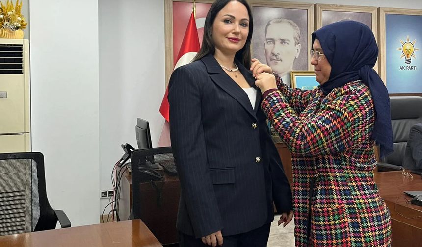 AK Parti’ye Rus asıllı yeni katılım: Rozeti gündüz taktı