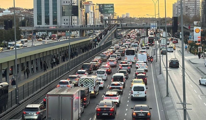 İstanbul trafiği kilitlendi: Yoğunluk yüzde 70’e ulaştı