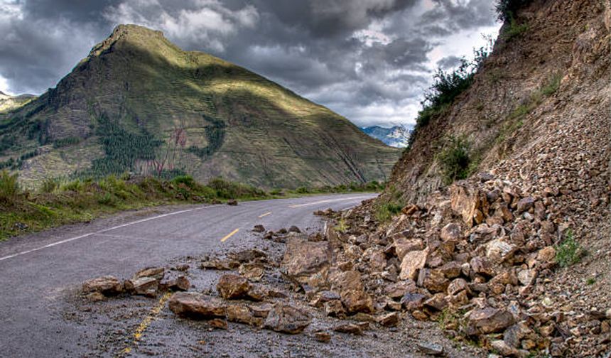 Artvin’de Sarp Sınır Kapısı Yolunda heyelan: Yol kısa sürede ulaşıma açıldı