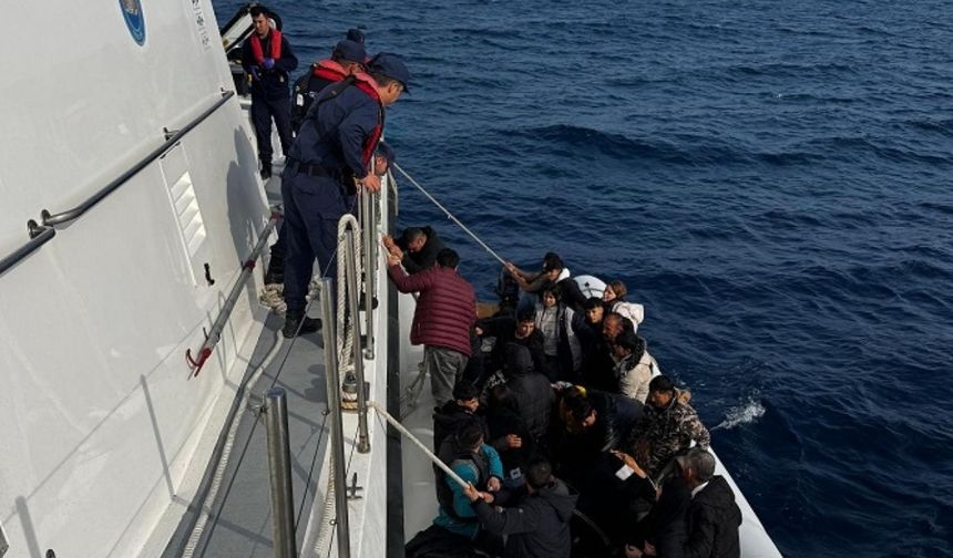 İzmir açıklarında 64 düzensiz göçmen kurtarıldı