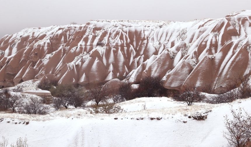 Kapadokya beyaza büründü: Mevsimin ilk karı peribacalarına düştü