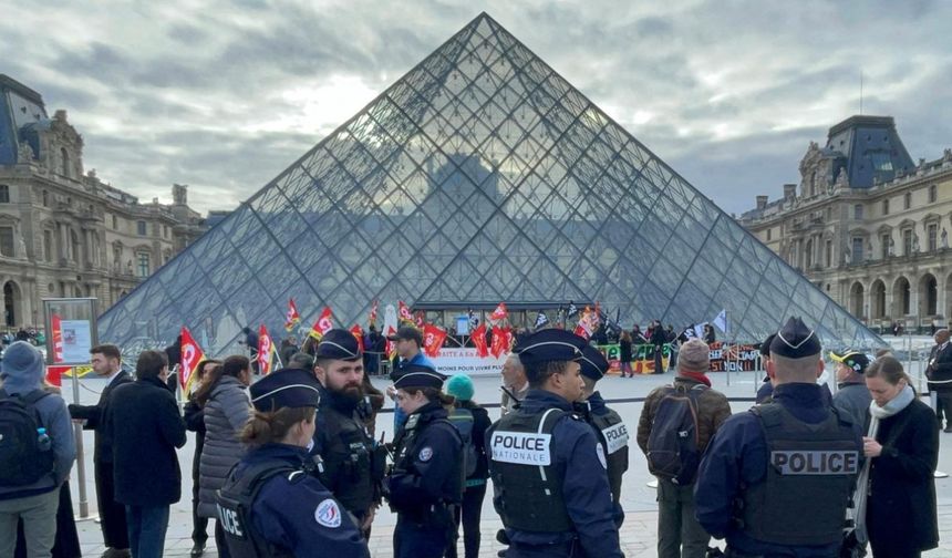 Louvre soygununda 4 yeni gözaltı: 88 milyon euro değerinde mücevherler kayıp
