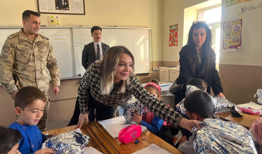 Cumhuriyet Savcısı Kılınç ve Psikolog Uyan'ın ördükleri atkılar, minik öğrencilerin içini ısıttı