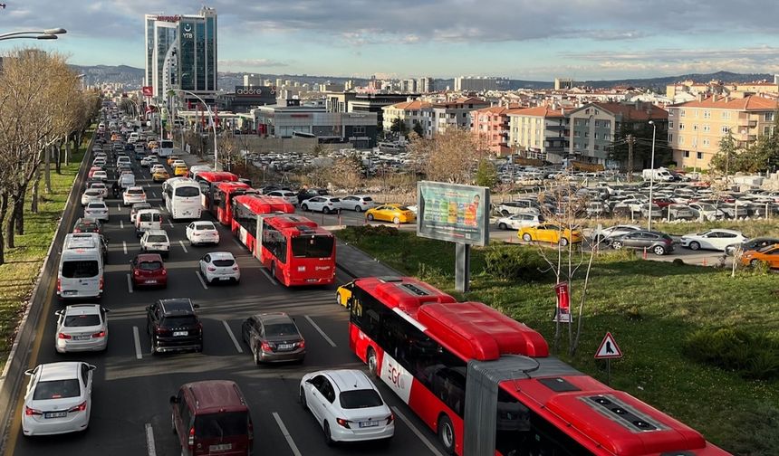 Ankara’da artan araç sayısı trafiğe 22 dakikalık yük getirdi