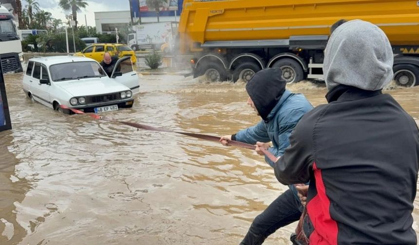 Bodrum’da sağanak: Rögarlar taştı, caddeler göle döndü