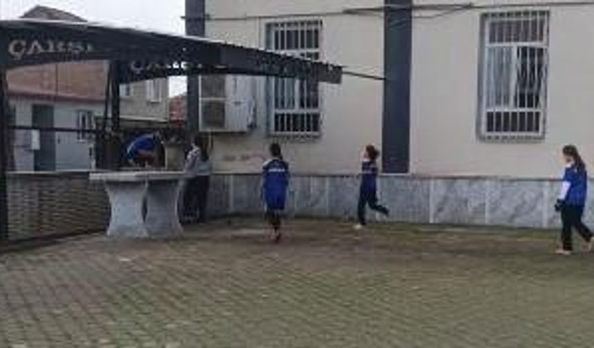 Cami avlusunda antrenman yapıyorlar