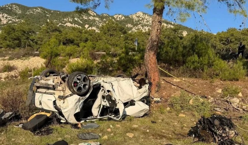 Kemer yolunda feci kaza: İki genç hayatını kaybetti