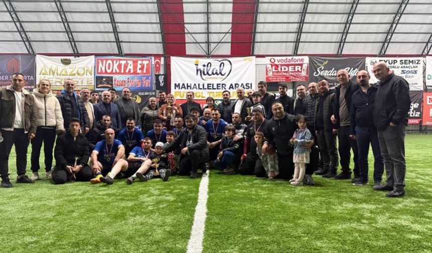 Terme’de 15 takımlı futbol turnuvasının finalinde Fenk Mahallesi büyük ilgi altında şampiyonluğa ulaştı