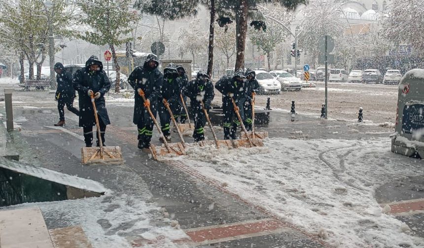Batman’da karla mücadelede emekçilerin büyük özverisi