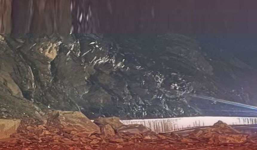 Hakkari–Van karayolu heyelan nedeniyle ulaşıma kapandı