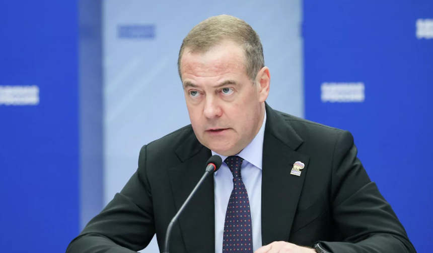 Medvedev: Grönland referandumla Rusya'ya katılabilir