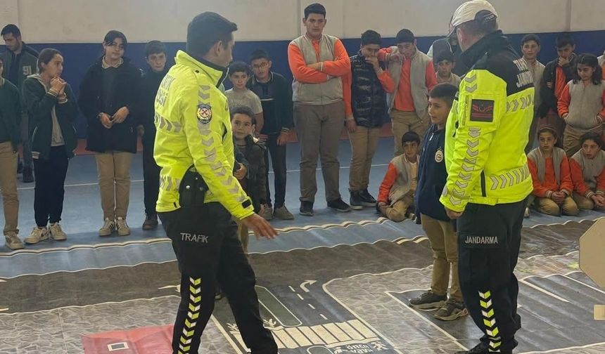 Akyaka’da öğrencilere “Trafik Dedektifleri” eğitimi