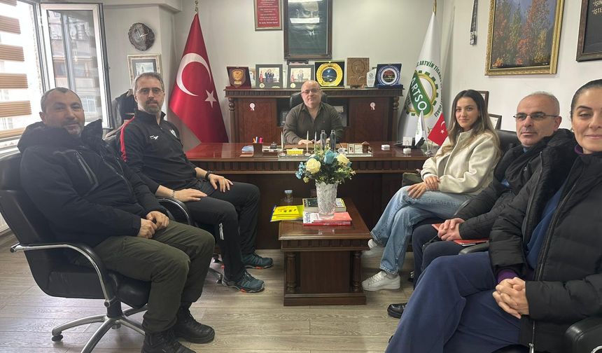 Artvinspor Kulübü Başkanı Yıldırım, kulübün antrenörleriyle istişarelerde bulundu