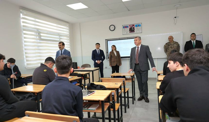 Artvin Valisi Ergün, kent merkezindeki okullarda incelmelerde bulundu