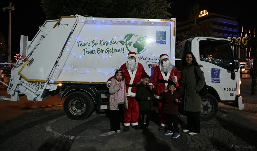 Kuşadası’nda Noel Baba kostümlü personel yeni yıl coşkusu yaşattı