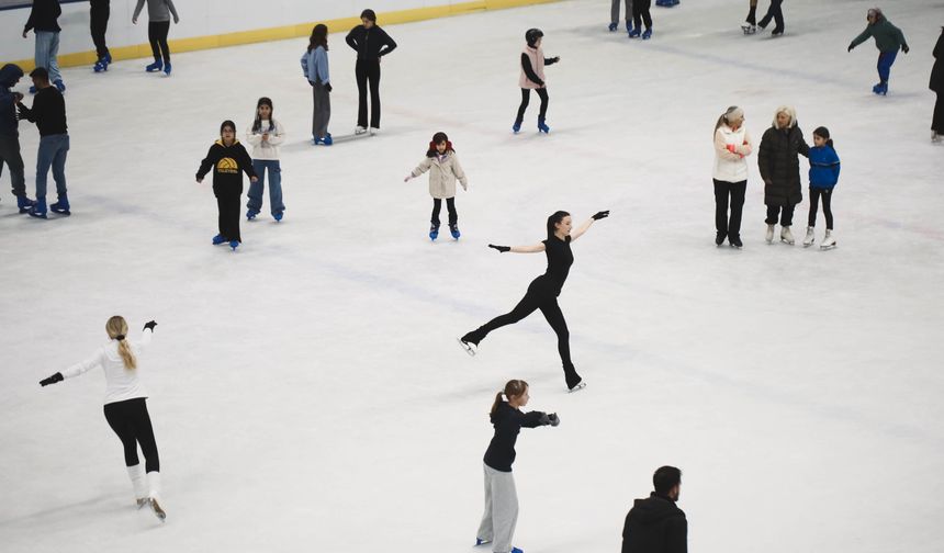 Yarıyıl tatilinin uğrak noktası BELPA Buz Pateni Tesisi
