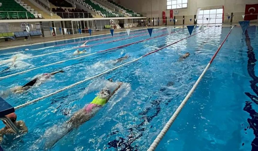 GSB Spor Okulları kapsamında yüzme antrenmanları Kars’ta aralıksız sürüyor