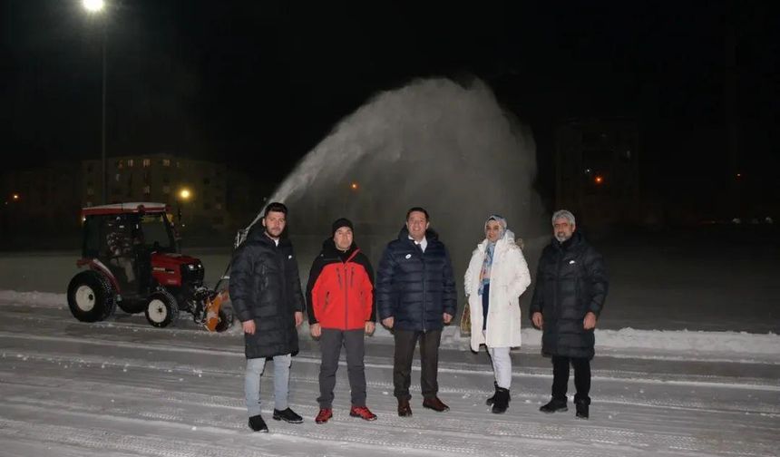 Kars Şehir Stadyumu’nda kar temizleme çalışmaları devam ediyor