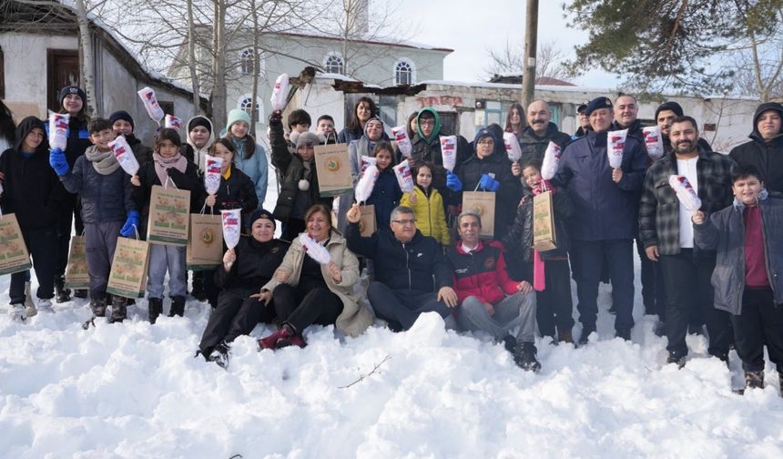 Vali Özarslan, çocuklarla kızak yaptı, kar topu oynadı