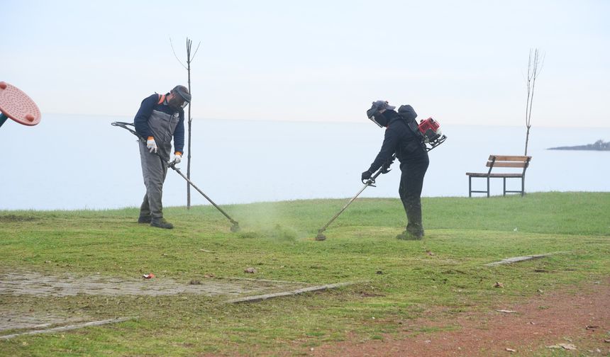 Giresun Belediyesi sahil bandında bakım onarım yapıyor