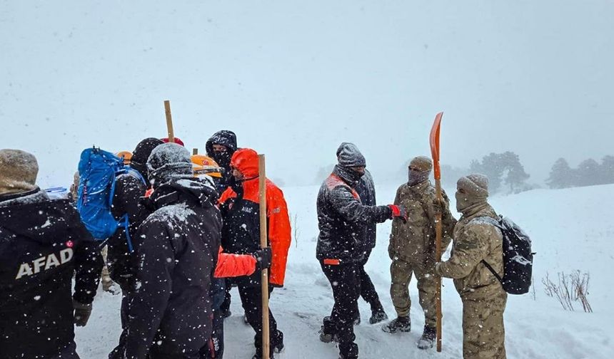 Artvin’de çığ altında kalan 2 çobanı arama çalışmaları sürüyor