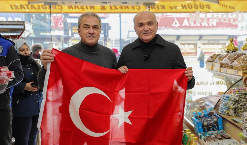 Belediye Başkanı Özlü: "Bu bayrak inmez, vatan bölünmez"