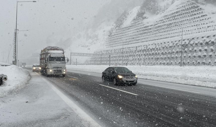 Bolu Dağı geçişinde kar etkili oluyor