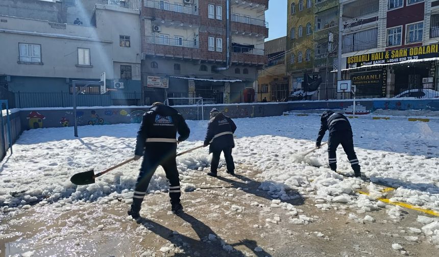 Eyyübiye okulları kar ve buzdan temizleniyor