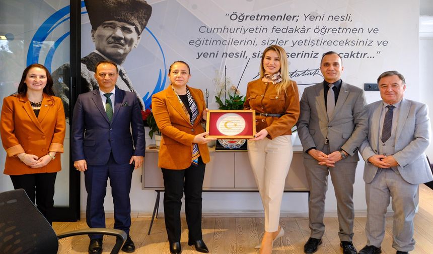 Burdur Valisi Bilgihan’dan Uğur kurs merkezi’ne ziyaret