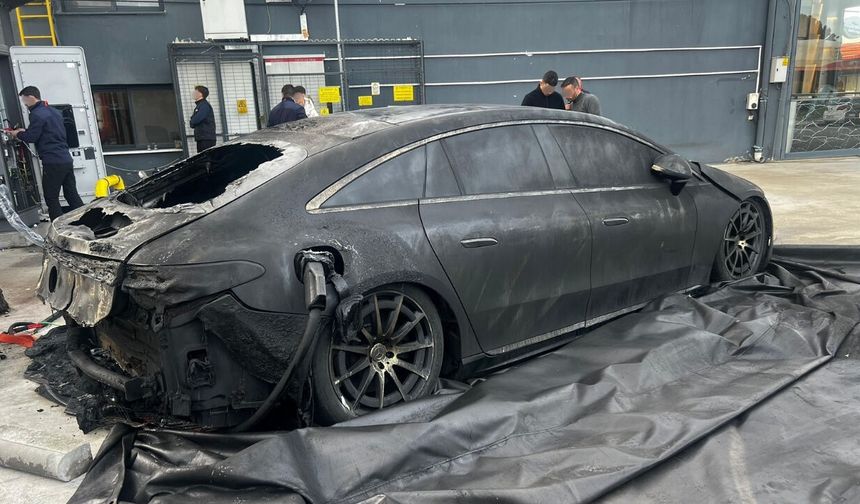 Lüks otomobil şarj istasyonunda alev aldı