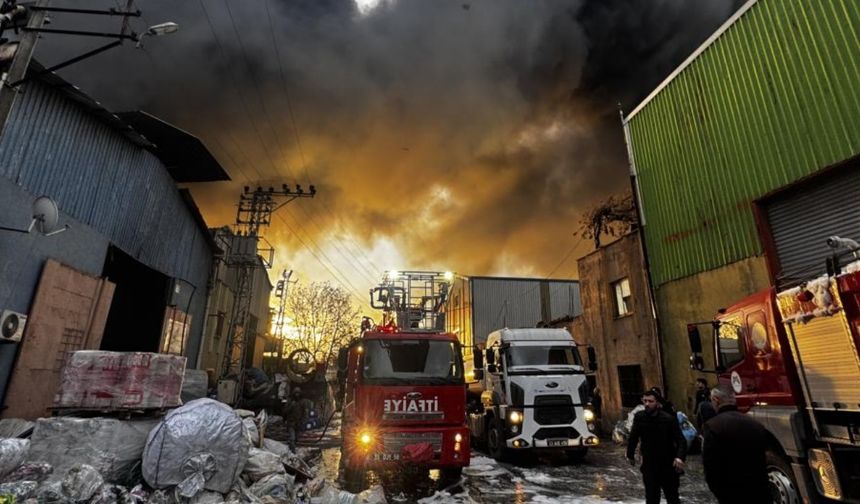 Mersin’de geri dönüşüm tesisinde yangın paniği