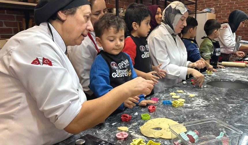 Minik öğrenciler Gastro Sincan’da kurabiye yaptı