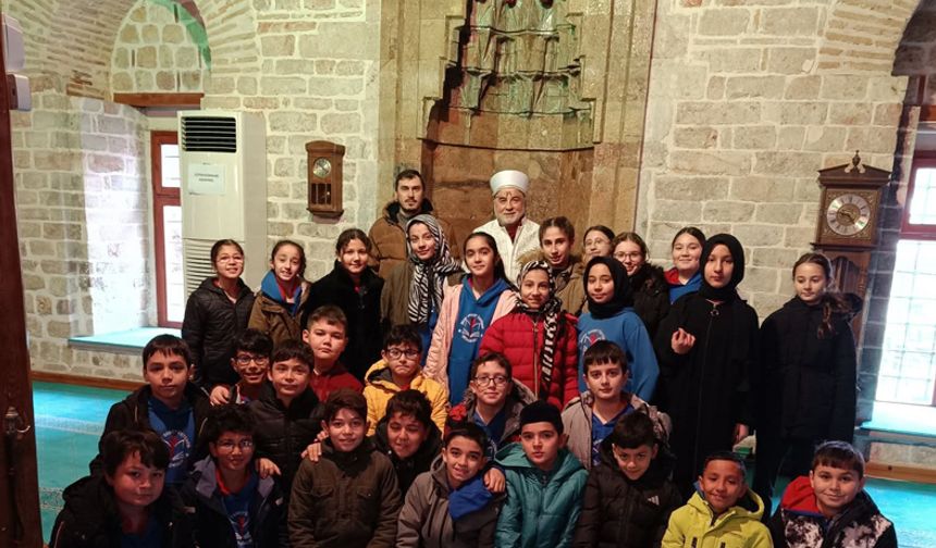 Şehit Samet Üstüner ortaokulu öğrencileri, tarihi paşa caminde