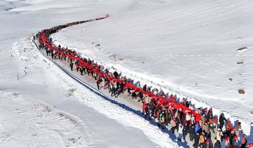 Sarıkamış Şehitlerini Anma Yürüyüşü’nde eksi 20 derecede tek yürek olundu