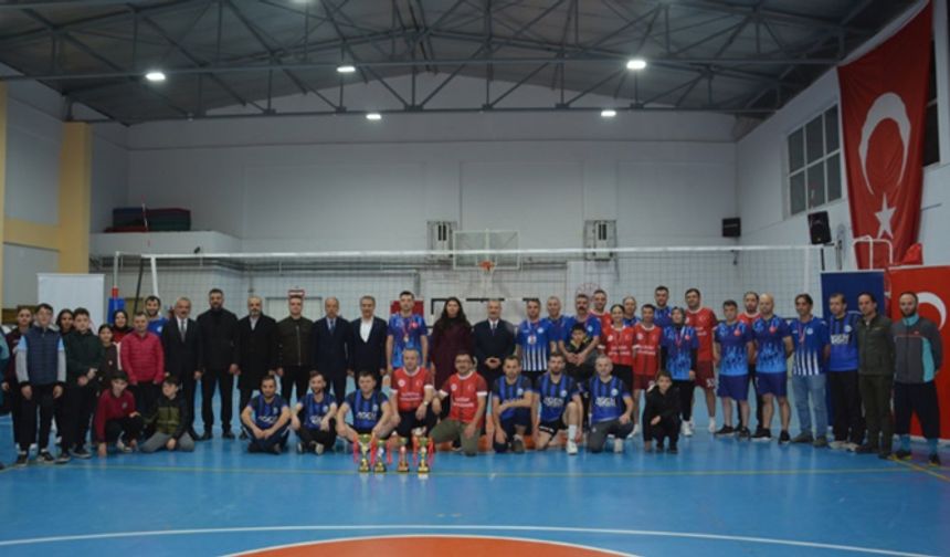 Kurumlar Arası Voleybol Turnuvasında Şalpazarı Emniyet Şampiyonluk kupasını aldı